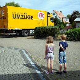 Tschüß. Und bring die Sachen heil an.