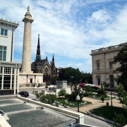 Das Washington Monument und die Mt. Vernon Place United Methodist Church