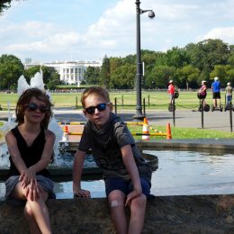 Anna und Anton vor dem White House