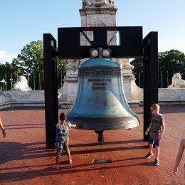 Anton und Anna vor der Union Station Bell